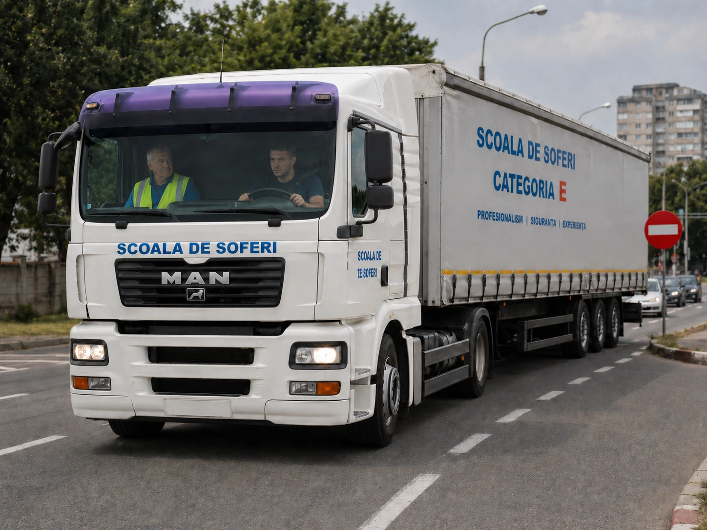 Ansamblu de vehicule pregătindu-se pentru examenul de categoria E