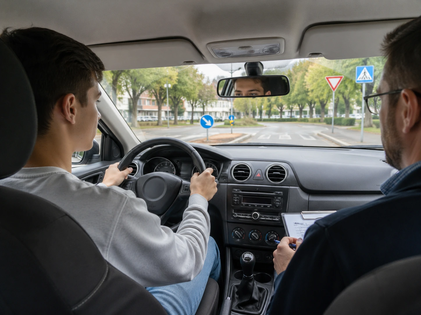 Șofer începător la volan, pregătindu-se pentru examenul auto