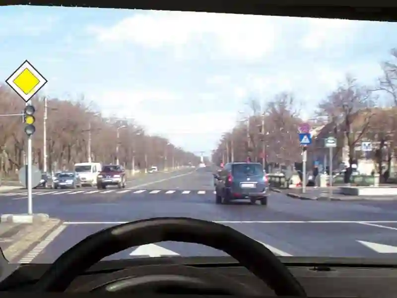 Cum este corect să procedați dacă semafoarele funcționează cu lumina galbenă intermitentă?