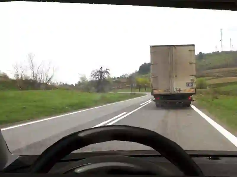 Este corectă depășirea autocamionului din imagine?