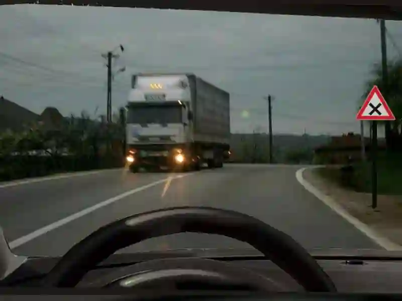 În situația dată, pentru a vă semnaliza prezența, veți schimba alternativ luminile de drum cu luminile de întâlnire?