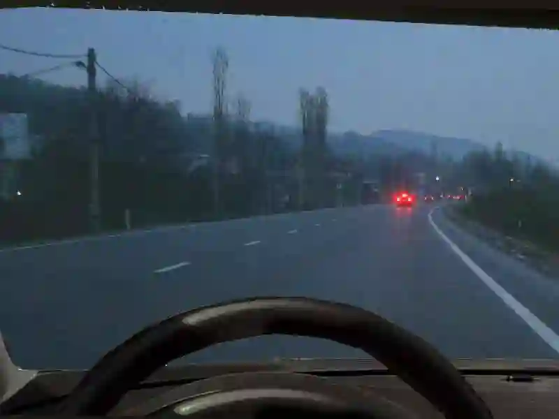 Este permisă folosirea luminilor de ceaţă noaptea, dacă cerul este senin?