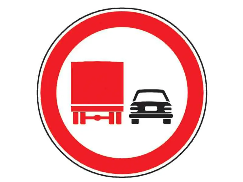 Conducând un camion cu marfă, ce interdicţie aveţi la întâlnirea indicatorului din imagine?