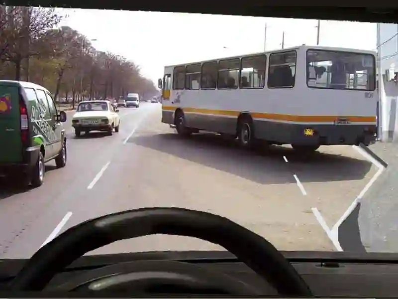 Autobuzul din față semnalizează ieșirea din stația prevăzută cu alveolă. Cum trebuie să procedați?