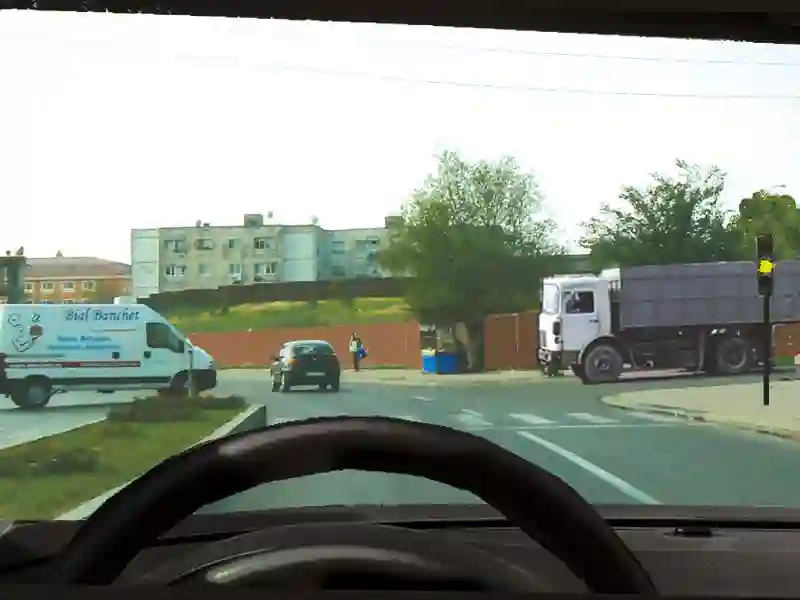 Cum procedați corect dacă circulați înainte și semaforul indică lumină galbenă intermitentă?